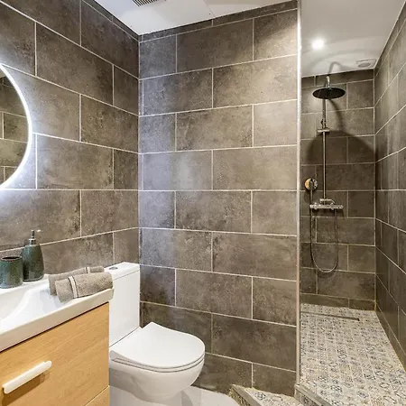 Apartman Gorgeous 2 Bedrooms Apt Great Kitchen, Center